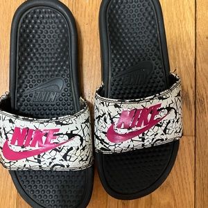 Womens well loved slides